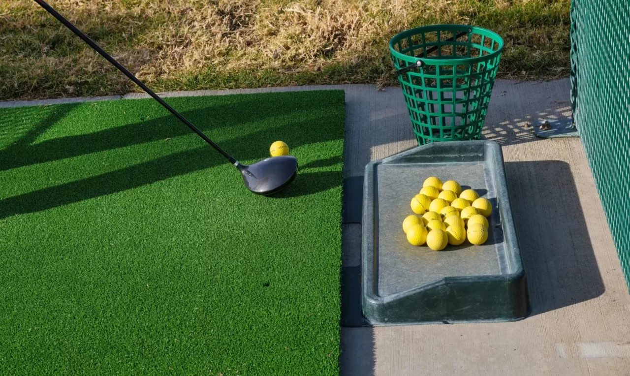 playing_golf_in_driving_range