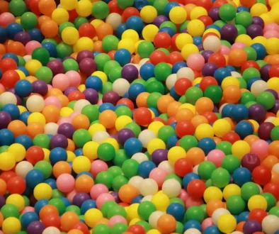 Ball pit with multicolored balls