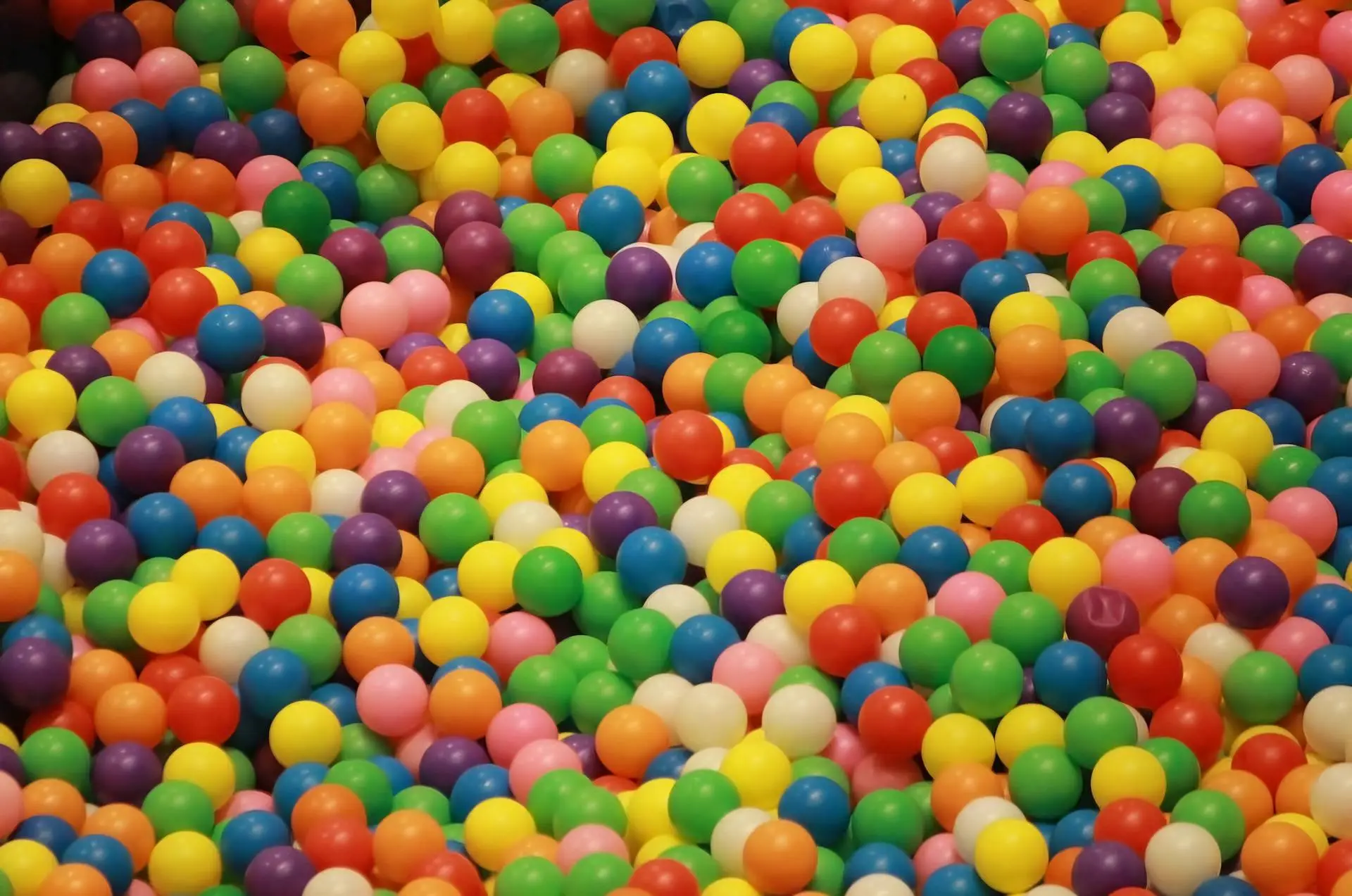Ball pit with multicolored balls